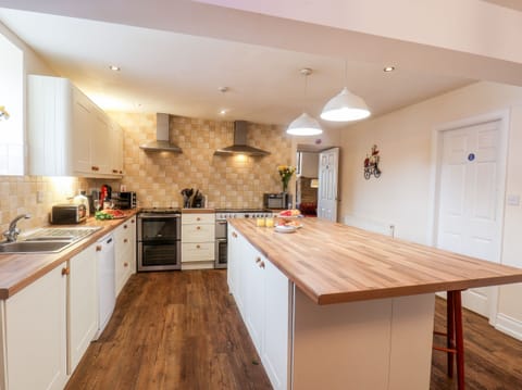 Cottage | Private kitchen | Fridge, dishwasher, electric kettle, toaster