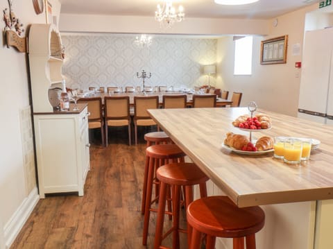 Cottage | Private kitchen | Fridge, dishwasher, electric kettle, toaster