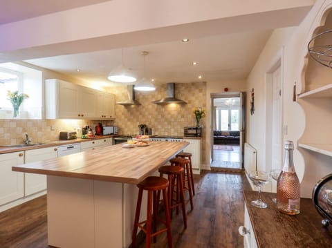 Cottage | Private kitchen | Fridge, dishwasher, electric kettle, toaster