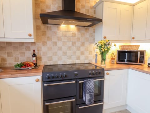 Cottage | Private kitchen | Fridge, dishwasher, electric kettle, toaster