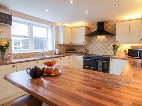 Cottage | Private kitchen | Fridge, dishwasher, electric kettle, toaster