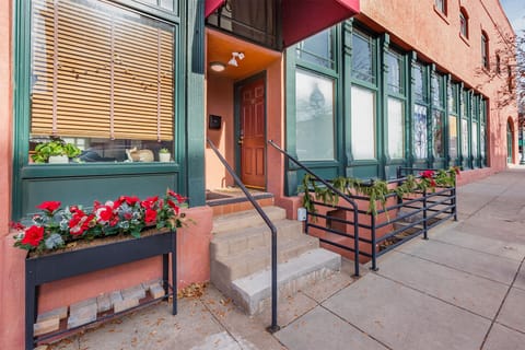 Condo entry off 10th St.