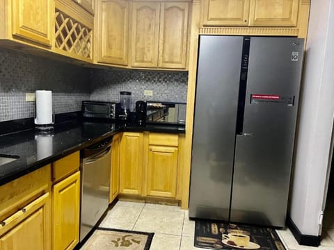 Full-size fridge, microwave, oven, stovetop