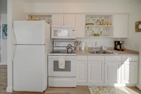 Apartment (2 Bedrooms) | Private kitchen | Microwave, cookware/dishes/utensils, paper towels