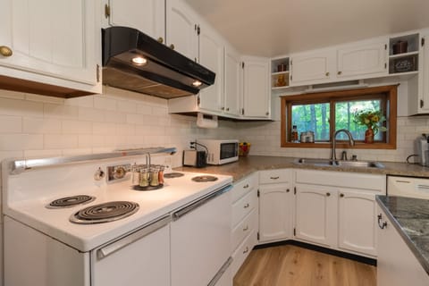 Cottage (3 Bedrooms) | Private kitchen | Cookware/dishes/utensils, paper towels