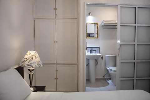 Design Room, 1 Double Bed | Bathroom | Shower, rainfall showerhead, hair dryer, towels