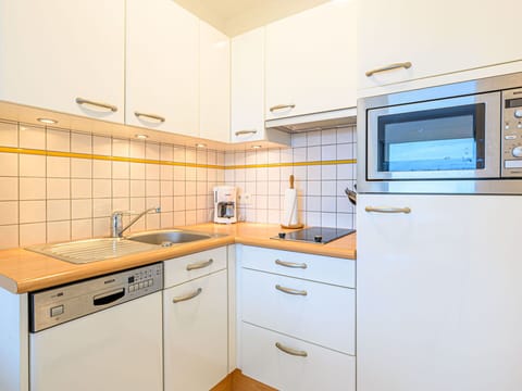 Sky, Shade, Land Lot, Cottage, Siding, Facade, Residential Area, Landscape, Roof, Grass