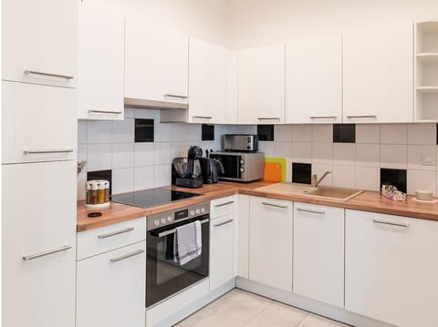 Comfort Apartment | Private kitchen | Mini-fridge, stovetop, dishwasher, coffee/tea maker