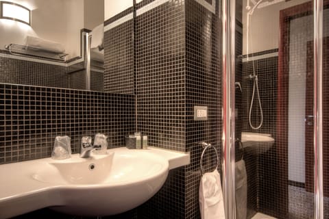 Deluxe Double Room, Terrace | Bathroom | Shower, free toiletries, hair dryer, bidet