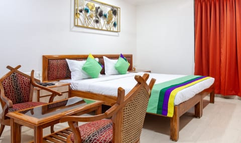 Deluxe Double Room | In-room safe, desk, iron/ironing board, bed sheets