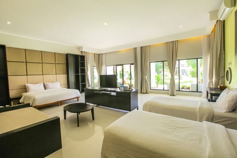 Family Suite | Minibar, in-room safe, desk, free WiFi