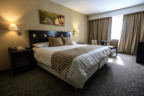 Room, 1 Queen Bed | In-room safe, desk, blackout drapes, soundproofing