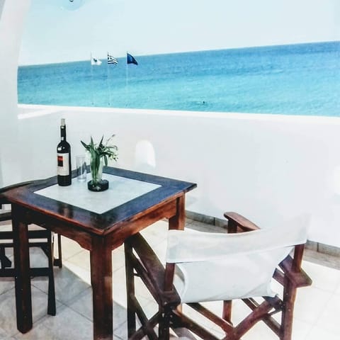 Βεραντα-αιθριο με θεα στην θαλασσα-παραλια