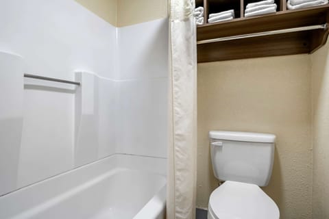 Combined shower/tub, free toiletries, hair dryer, towels