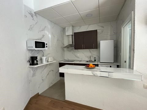 Basic Studio, 1 Queen Bed, City View | Private kitchen