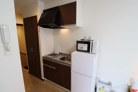 Basic Double Room | Private kitchen | Full-size fridge, microwave, stovetop, electric kettle