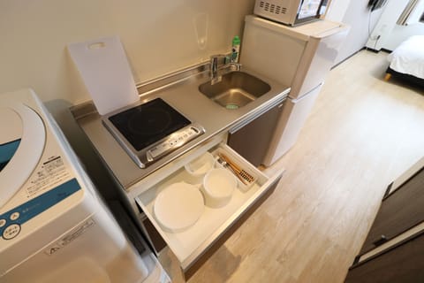 Deluxe Double Room | Private kitchen | Full-size fridge, microwave, stovetop, electric kettle