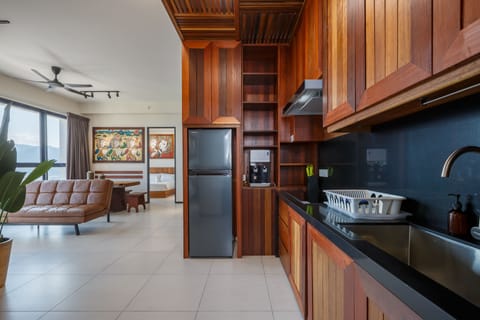 Traditional Apartment, 3 Bedrooms | Private kitchen | Fridge, electric kettle