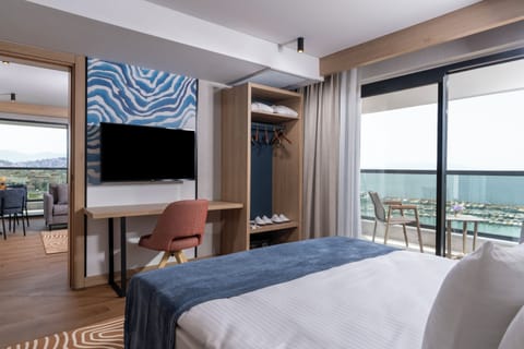 Suite with Queen Size Bed, Sea View | Minibar, in-room safe, free WiFi, bed sheets