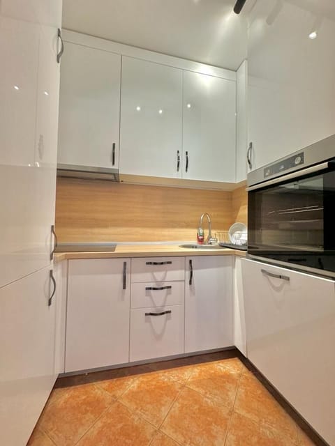 Comfort Apartment | Private kitchen | Fridge, oven, stovetop, cookware/dishes/utensils