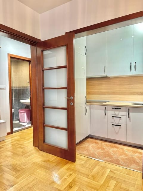 Comfort Apartment | Private kitchen | Fridge, oven, stovetop, cookware/dishes/utensils