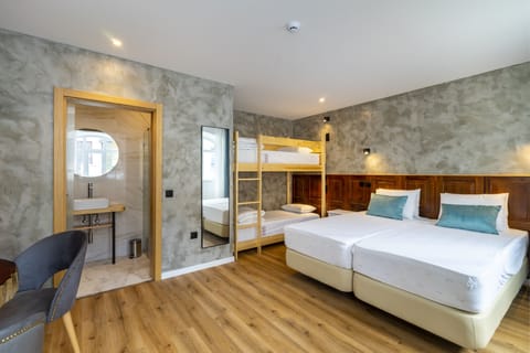 Family Suite | Soundproofing, free WiFi, bed sheets