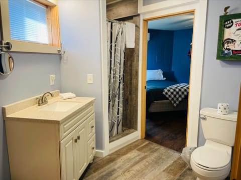 House, Multiple Beds, Hot Tub | Bathroom | Free toiletries, towels, soap, shampoo