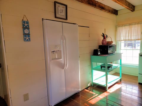 Deluxe Cottage | Private kitchen | Full-size fridge, microwave, stovetop, coffee/tea maker