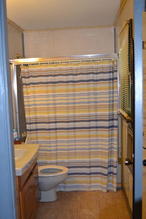 Standard Cottage | Bathroom | Combined shower/tub