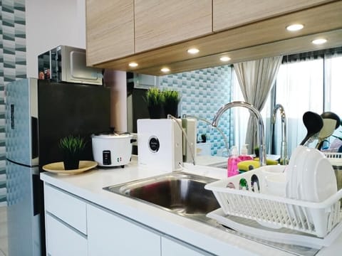 Executive Apartment | Private kitchen | Fridge, microwave, stovetop, electric kettle