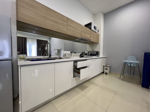 Family Apartment | Private kitchen | Fridge, microwave, stovetop, electric kettle