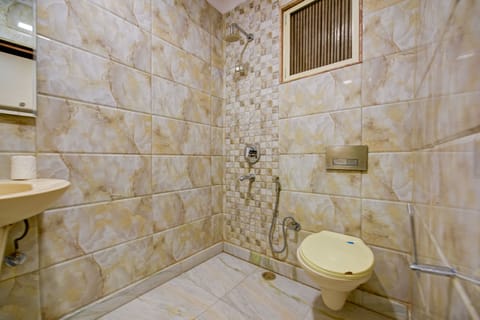 Deluxe Single Room | Bathroom | Shower, rainfall showerhead, towels, soap