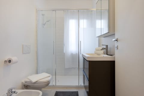 Apartment | Bathroom | Shower, rainfall showerhead, free toiletries, bidet