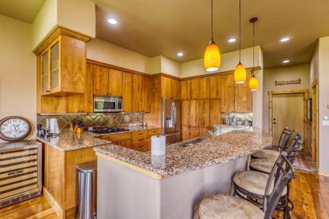 Fully Equipped Kitchen, Bar Seating for 4