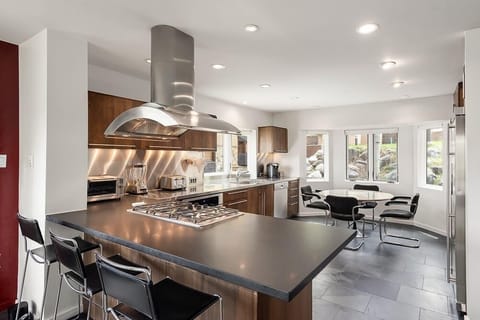 A chefs dream is the perfect way to describe the kitchen.