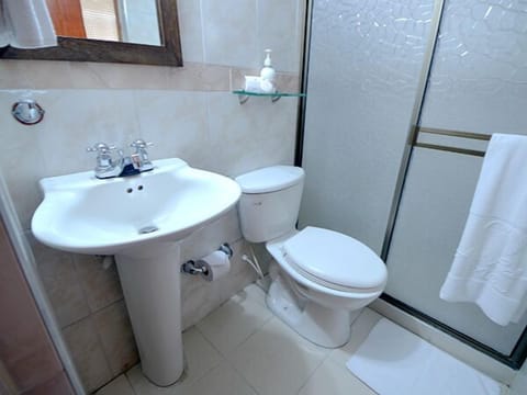 Single Room | Bathroom | Shower, rainfall showerhead, designer toiletries, towels