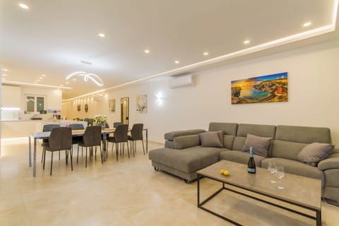 Family Apartment, 3 Bedrooms (Modern & spacious apt 2mn to the sea) | Dining room