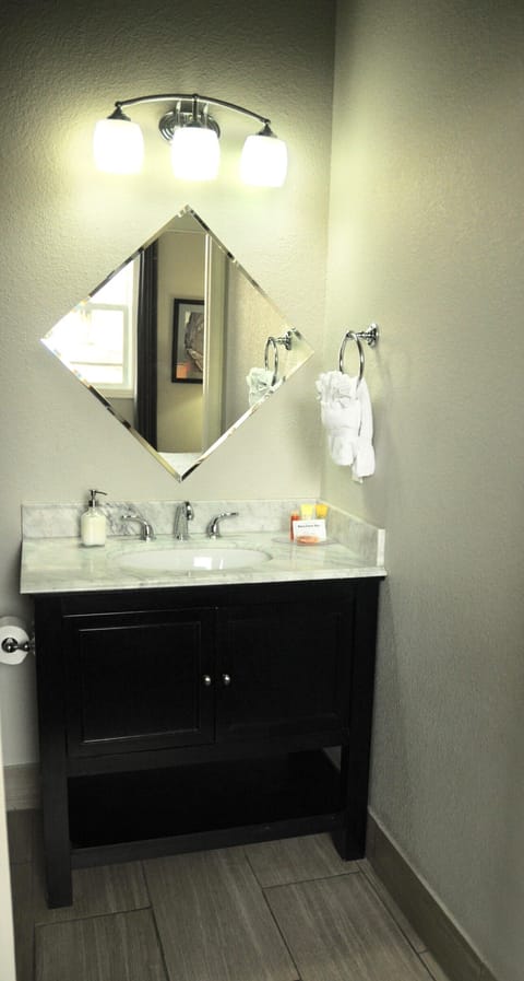 Deluxe Room, 1 Queen Bed | Bathroom | Combined shower/tub, designer toiletries, hair dryer, towels