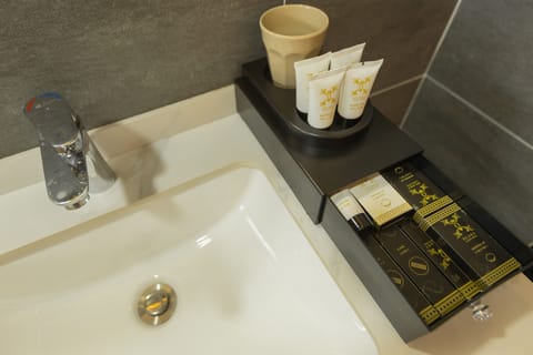 Family Suite | Bathroom amenities | Shower, hydromassage showerhead, designer toiletries, hair dryer