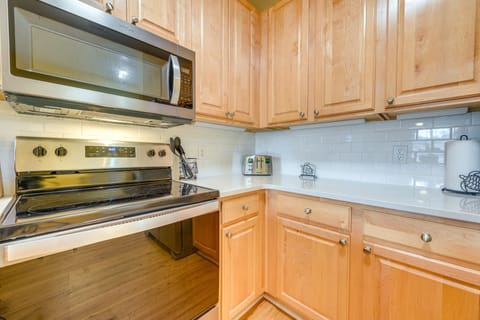 Apartment (3 Bedrooms) | Private kitchen | Microwave, oven, stovetop, dishwasher