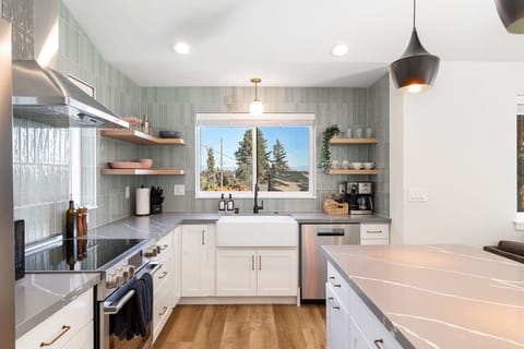 Custom Fully-stocked Kitchen