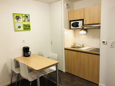 Traditional Studio (Triple) | Private kitchenette | Fridge, microwave, stovetop, electric kettle