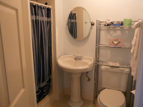 Room, 1 Queen Bed, Private Bathroom | Bathroom | Free toiletries, hair dryer, towels