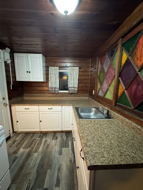 Arrowhead | Private kitchen | Microwave, oven, cookware/dishes/utensils