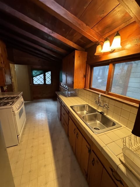 Big bear | Private kitchen | Microwave, oven, cookware/dishes/utensils