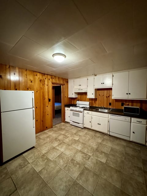 Twin Peaks A | Private kitchen | Microwave, oven, cookware/dishes/utensils