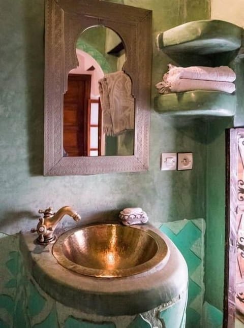 Chambre Menthe | Bathroom sink