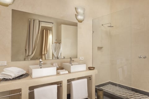Junior Suite | Bathroom | Shower, hair dryer, bidet, towels