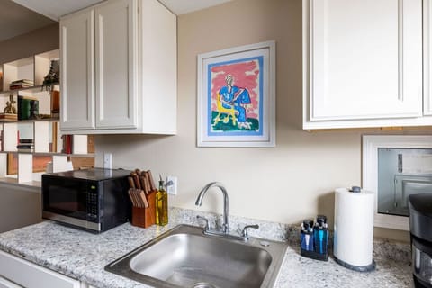 Ensure the cleanliness of your food in this kitchen, equipped with a sink for your convenience