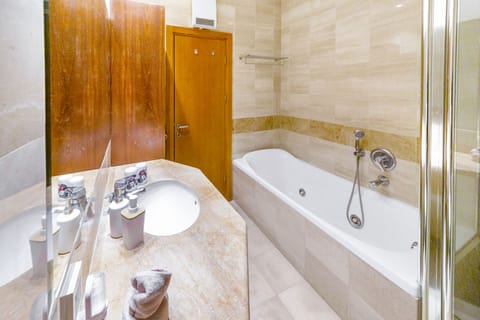 Luxury Apartment, 2 Bedrooms, Kitchen, Garden View | Bathroom | Jetted tub, hydromassage showerhead, free toiletries, hair dryer